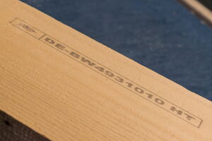 Automatische IPPC-Beschriftung auf der Schiebersäge