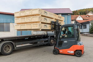 LKW beim Beladen mit E-Stapler